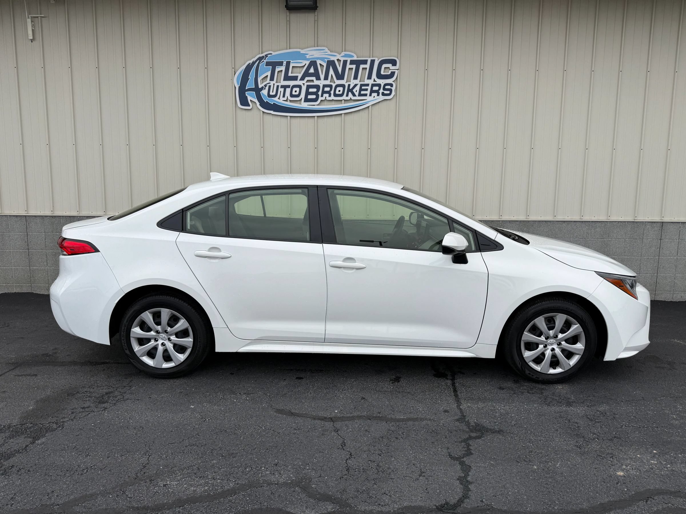 Used 2023 Toyota Corolla LE w/ Carpet Mat Package (TMS) FWD image 3
