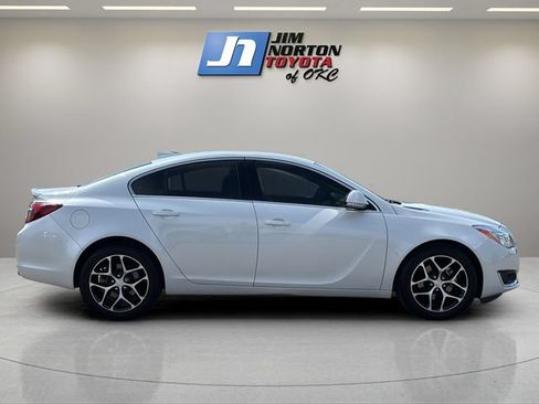 Used 2017 Buick Regal Sport Touring FWD image 4