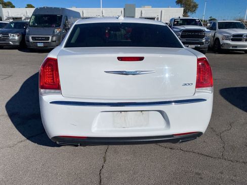 Used 2018 Chrysler 300 Touring w/ Driver Convenience Group image 7