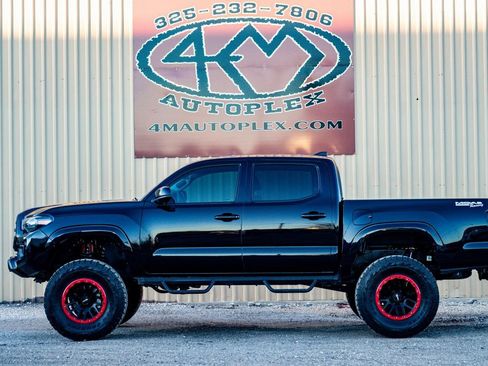 Used 2018 Toyota Tacoma SR image 7