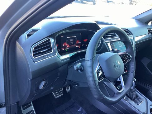 Used 2022 Volkswagen Tiguan SE R-Line image 9