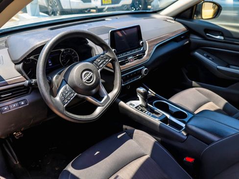 Used 2024 Nissan Altima 2.5 SV FWD image 3