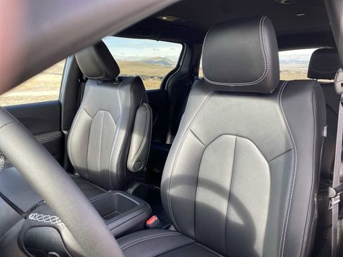 New 2026 Chrysler Pacifica Select FWD image 19