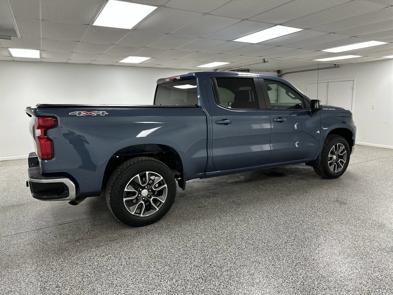 Used 2024 Chevrolet Silverado 1500 LT AWD/4WD image 8