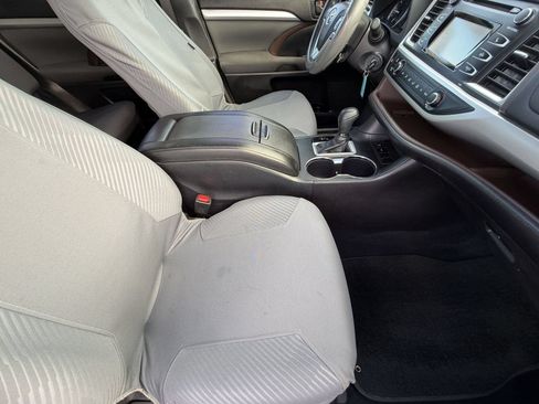 Used 2015 Toyota Highlander LE FWD image 26