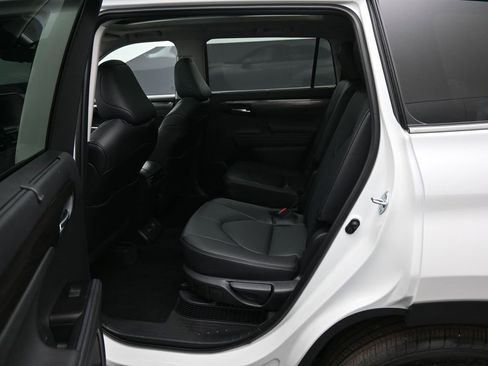 Used 2025 Toyota Highlander Platinum image 30