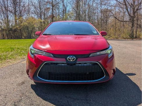 Used 2021 Toyota Corolla LE FWD image 2
