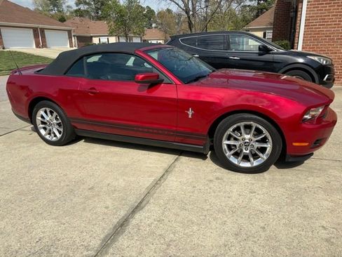 Used 2010 Ford Mustang Convertible image 2