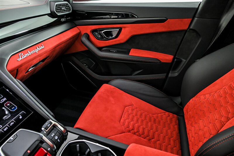 Used 2021 Lamborghini Urus AWD/4WD image 33