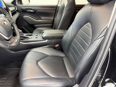 Used 2023 Toyota Highlander XLE FWD image 25