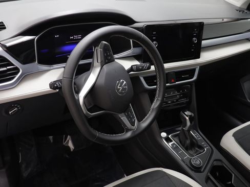 New 2026 Volkswagen Taos SE image 6