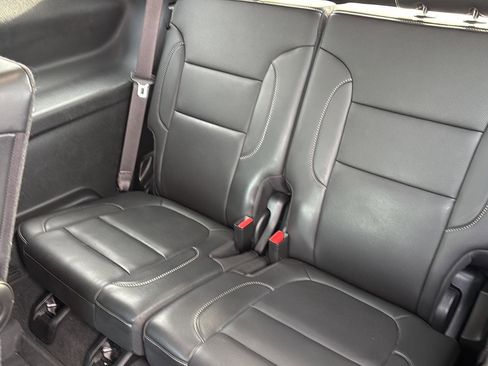 Used 2023 GMC Acadia SLT w/ Technology Package FWD image 16