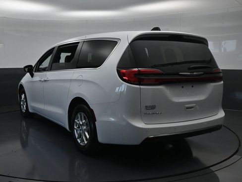 Used 2025 Chrysler Pacifica Select FWD image 4