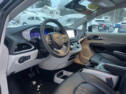 Used 2024 Chrysler Pacifica Touring-L image 13