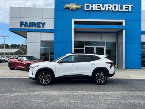 Used 2025 Chevrolet Trax RS w/ Driver Confidence Package image 2