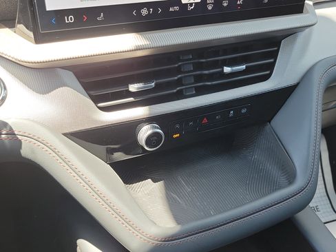 Used 2025 Ford Explorer Active RWD image 25