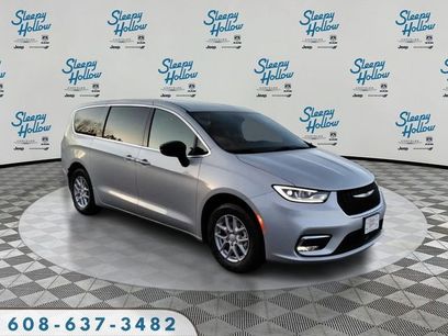 New 2026 Chrysler Pacifica Select