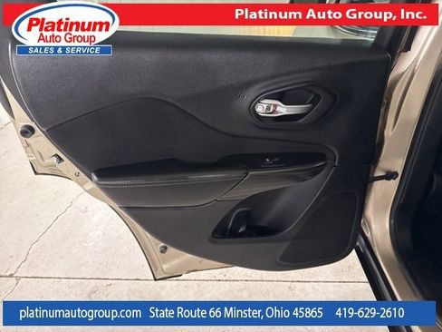 Used 2015 Jeep Cherokee Latitude w/ Comfort/Convenience Group image 28