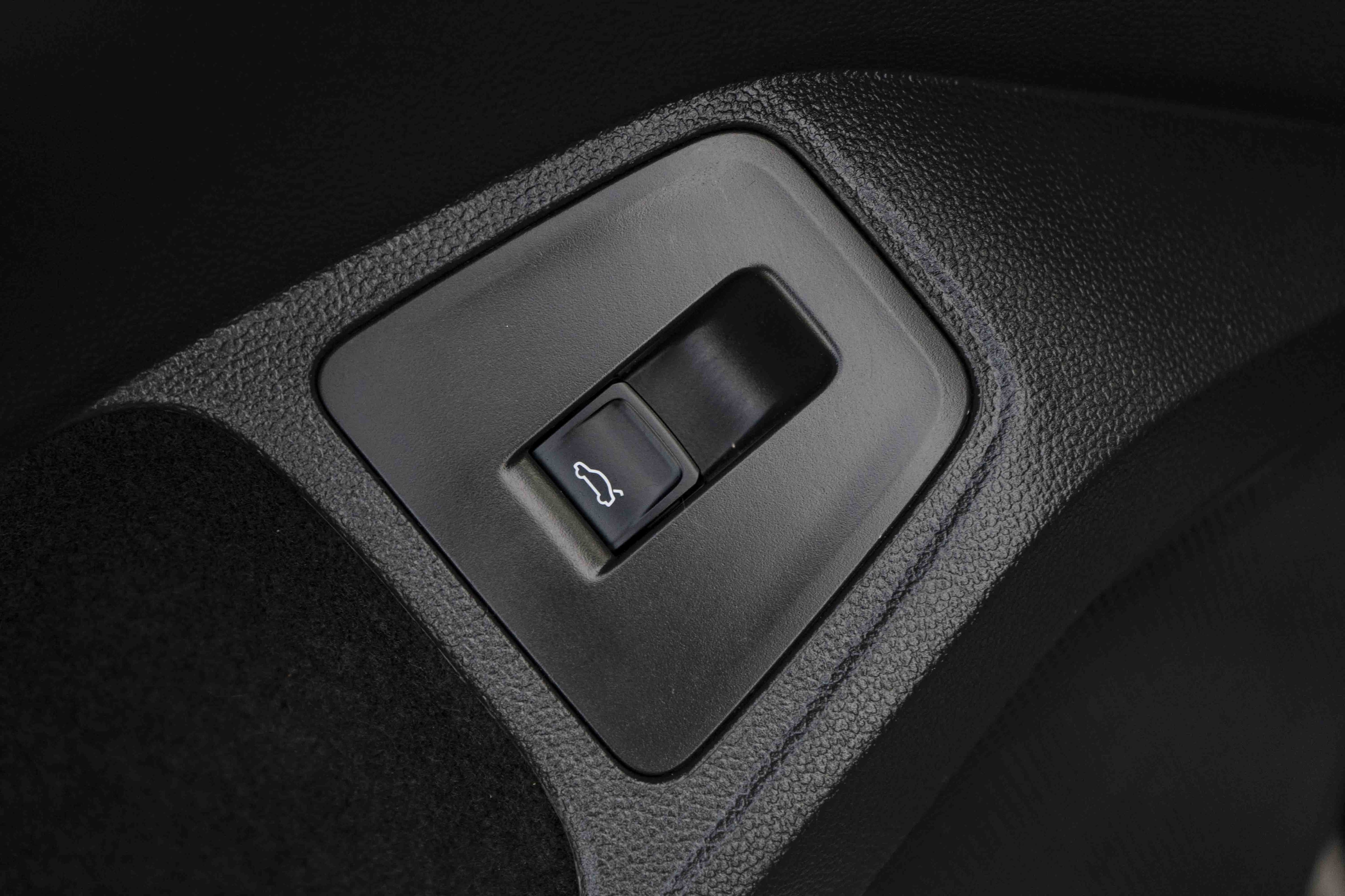 Certified 2023 Volkswagen Tiguan SE R-Line FWD image 33