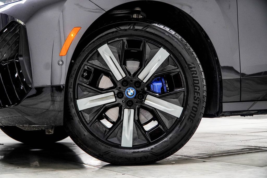 Used 2024 BMW iX xDrive50 w/ Sport Package AWD/4WD image 7