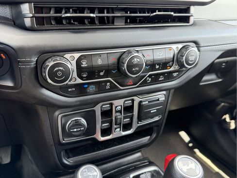 Used 2025 Jeep Wrangler Unlimited Sahara w/ Safety Group AWD/4WD image 24