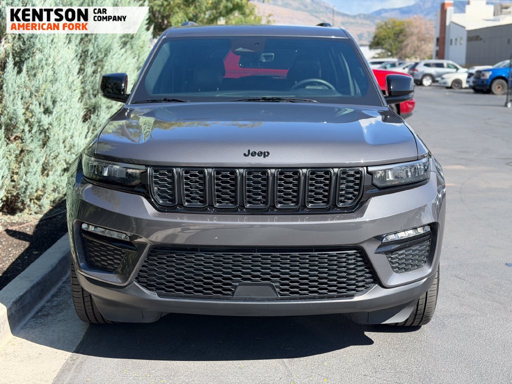 Used 2025 Jeep Grand Cherokee Limited w/ Black Appearance Package AWD/4WD image 2