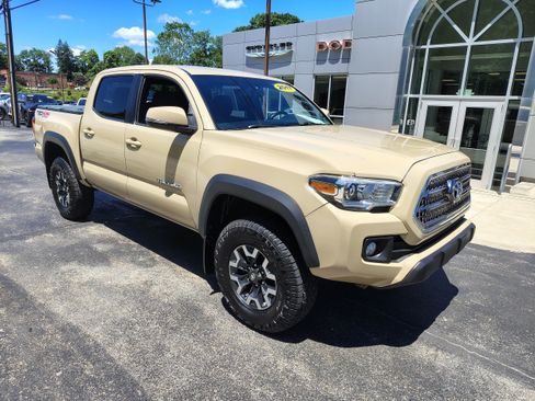 Used 2017 Toyota Tacoma TRD Off-Road w/ Tow Package (A/T) AWD/4WD image 2