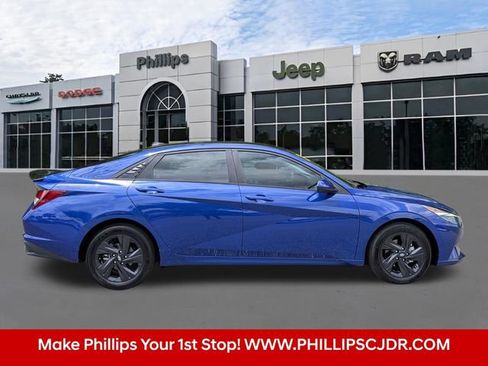 Used 2021 Hyundai Elantra SEL w/ Convenience Package FWD image 2