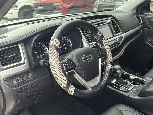 Used 2019 Toyota Highlander XLE AWD/4WD image 57