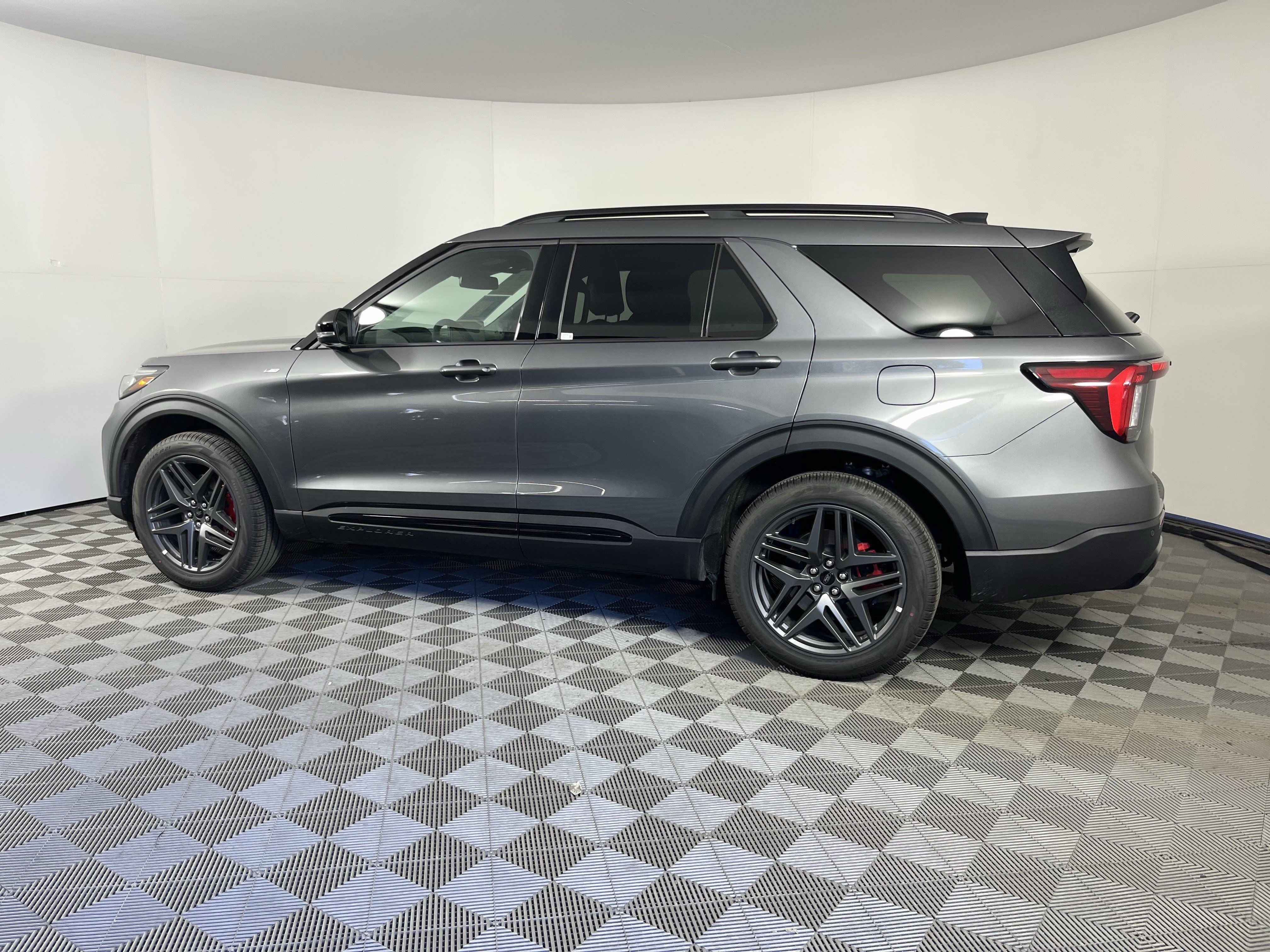 Used 2026 Ford Explorer ST-Line w/ ST-Line Street Pack AWD/4WD image 2