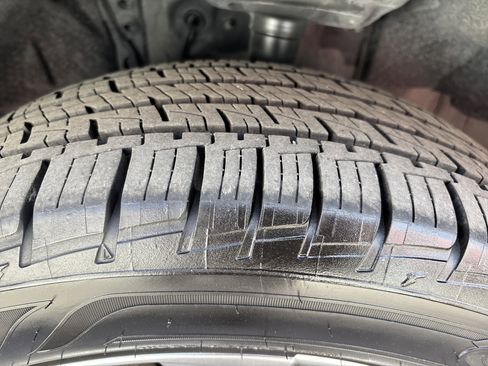 Used 2021 Toyota Venza Limited image 3