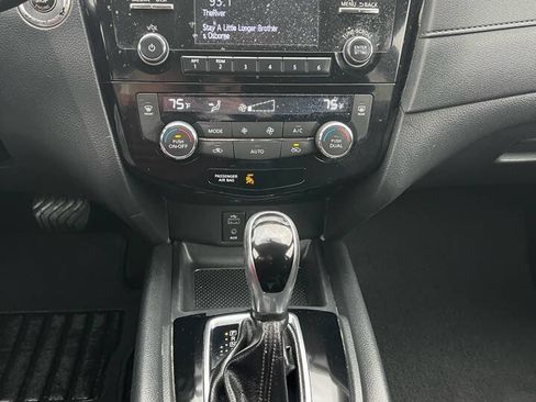 Used 2017 Nissan Rogue SV image 25