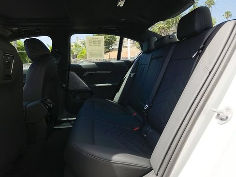 Used 2026 BMW i5 eDrive40 w/ Premium Package RWD image 9