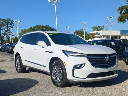 Used 2023 Buick Enclave Essence image 2