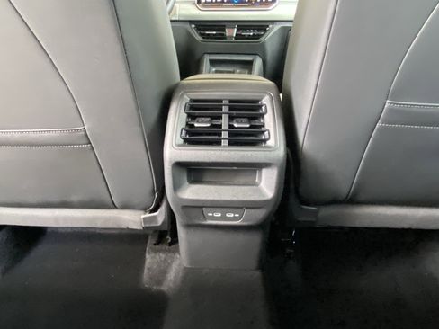 Used 2025 Volkswagen Tiguan SE w/ Panoramic Sunroof Package image 30