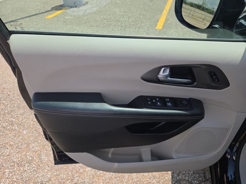 Used 2024 Chrysler Pacifica Touring-L FWD image 6