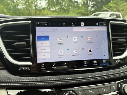 Used 2024 Chrysler Pacifica Limited FWD image 28