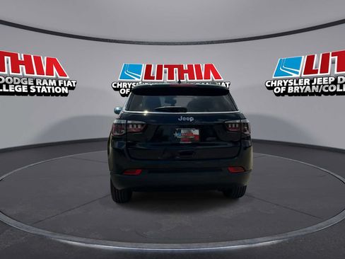 Used 2022 Jeep Compass Latitude FWD image 7