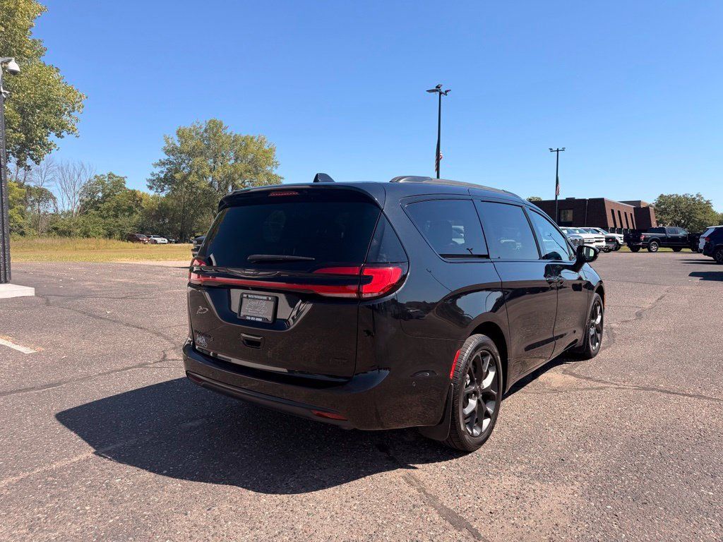 Used 2021 Chrysler Pacifica Touring-L w/ Uconnect Theater Family Group AWD/4WD image 5