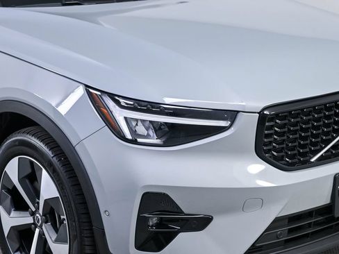 Certified 2025 Volvo XC40 B5 Plus AWD/4WD image 36