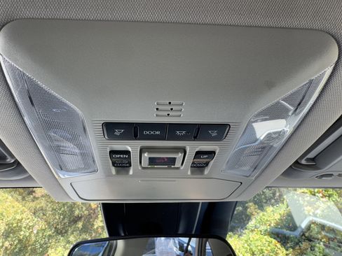 Used 2022 Toyota RAV4 XLE Premium image 31