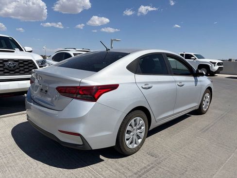 Used 2021 Hyundai Accent SE FWD image 2