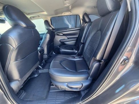 Used 2025 Toyota Highlander XLE image 13