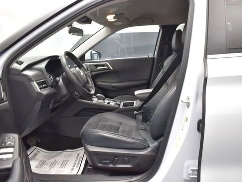 Used 2024 Mitsubishi Outlander FWD image 14