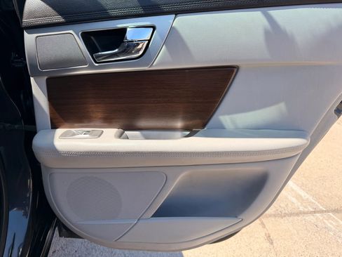 Used 2015 Jaguar XF Premium RWD image 29