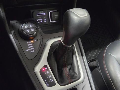 Used 2016 Jeep Cherokee Trailhawk w/ Cold Weather Group image 9