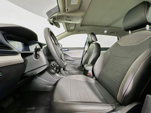 Used 2024 Volkswagen Taos SE w/ Panoramic Sunroof Package FWD image 13