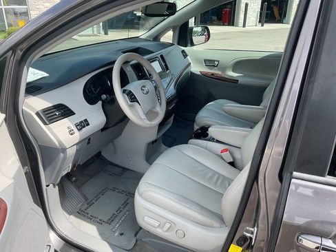Used 2012 Toyota Sienna XLE FWD image 14