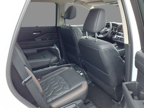New 2026 Nissan Pathfinder Platinum image 11