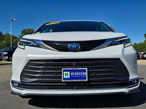 Used 2023 Toyota Sienna Platinum AWD/4WD image 9